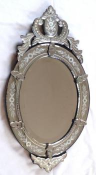 Oval mirror in Venetian style